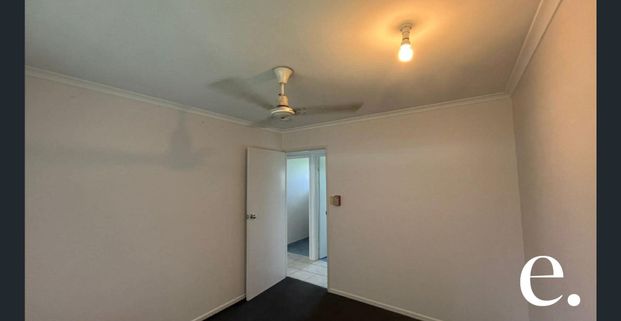 Family home by the beach for rent! - Photo 1