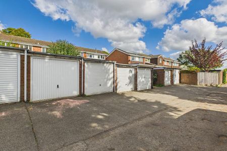 4 bedroom end of terrace house to rent - Photo 2