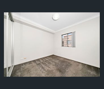 Plenty of room to move, spacious 1brm unit in a great location - Photo 3