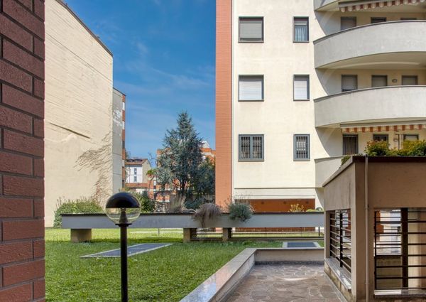 Cozy single room with window in Milan