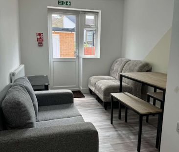 Stunning Rooms with Private En-Suites – Just 10 Minutes walk from W... - Photo 2