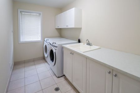 For Lease - 1330 Kestell Boulevard, Oakville, Ontario - Photo 2