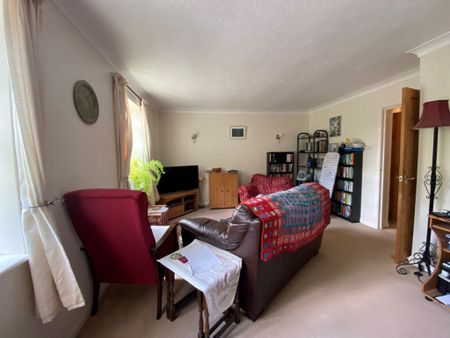 2 Bedroom Flat / Apartment - Pound Road, Aldershot - Photo 2