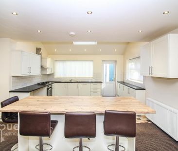 4 bedroom semi-detached house to rent - Photo 6