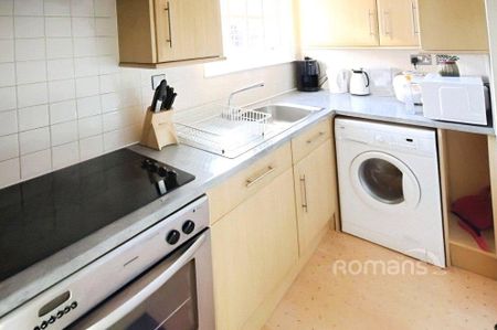3 bedroom flat to rent - Photo 4