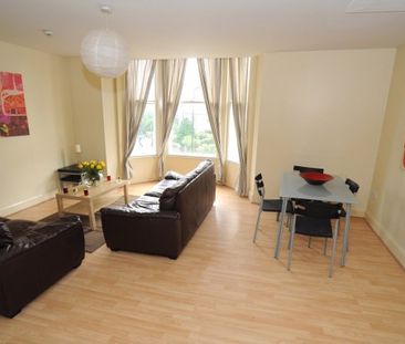 MODERN 3 BEDROOM STUDENT APARTMENT NEAR UNIVERSITY OF SCARBOROUGH - Photo 1