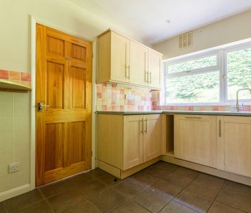 Bishops Road, Farnham, GU9 0JA - Photo 4