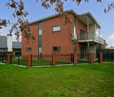 Stunning Ground Floor - Two Bedroom Apartment - Photo 5