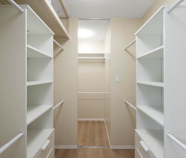 Beautifully Renovated 2 Bed + Den Condo In Surrey Gardens. - Photo 1