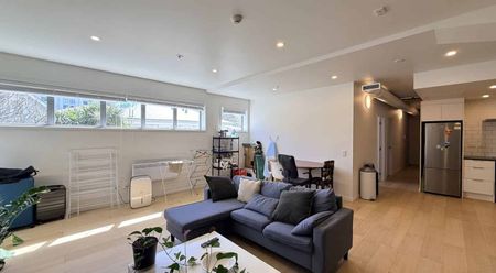 Spacious 4-Bedroom Apartment - Photo 2