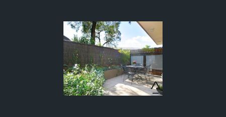 Modern One Bedroom Apartment with Private Courtyard - Photo 4