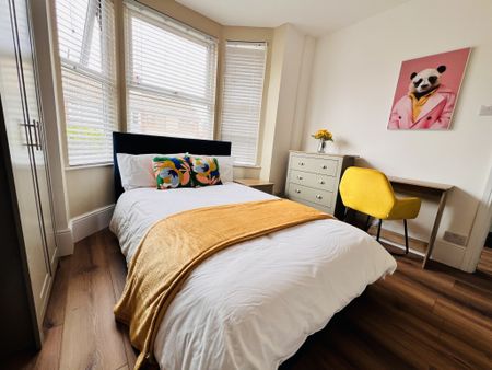 BEDROOM 1- MEDIUM DOUBLE ENSUITE - Photo 5