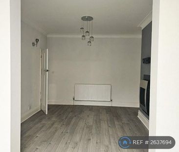 3 bedroom semi-detached house to rent - Photo 2