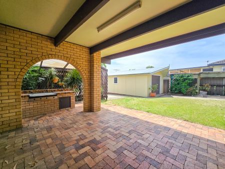 Lovely Retro-Style Family Home with a Big Backyard and Plenty of Character. - Photo 5