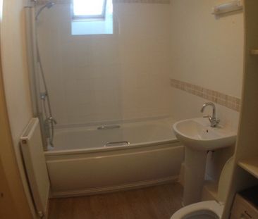 Three Bedroom Apartment to Rent in Taunton - Photo 6