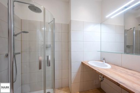 Wohnen im Ersten! Stilvoll sanierte Altbauwohnung für Singles & Pärchen in bester Innenstadtlage – ab sofort - Photo 5