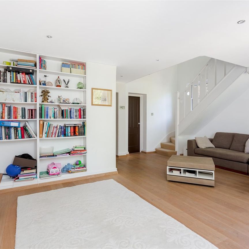 Greencroft Gardens, South Hampstead, London - Photo 1