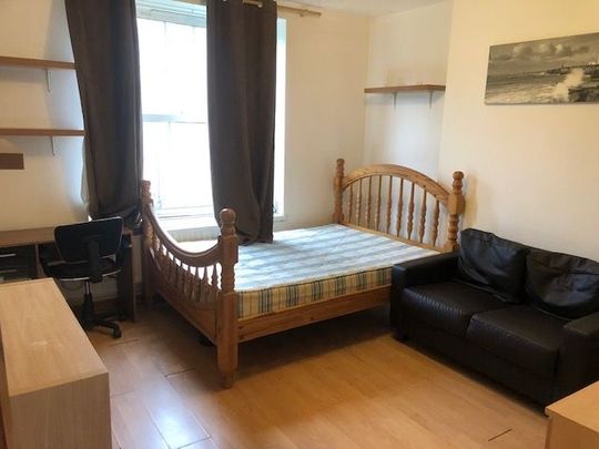 2 Bed Flat, Corbin House, E3 - Photo 1