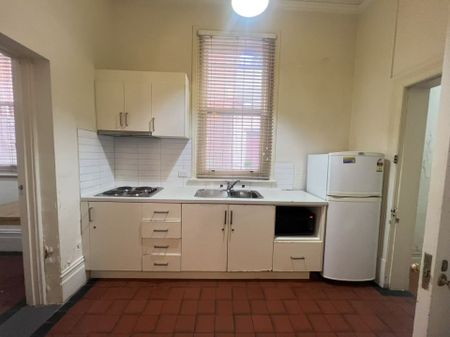 Fully Furnished Lovely 3 Bedroom Apartment - Available for Lease! - Photo 4