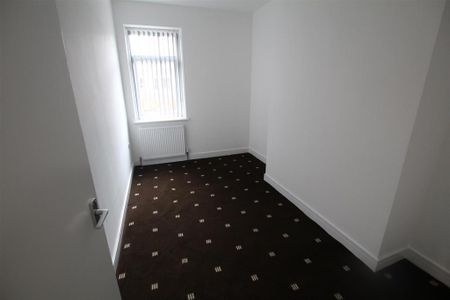 4 bedroom flat to rent - Photo 2