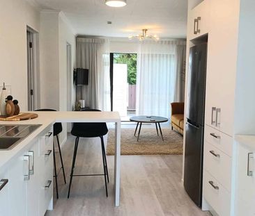 Modern, fully furnished unit - Photo 4