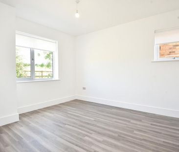 4 bedroom semi-detached house to rent - Photo 4