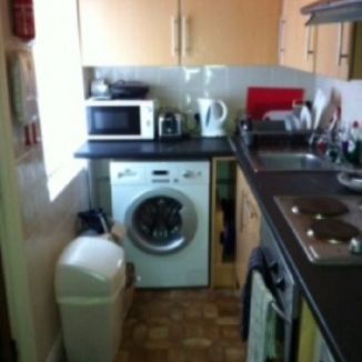 2 Bed - Well Presented 2 Bedroom Property With An Additional Room - Photo 1