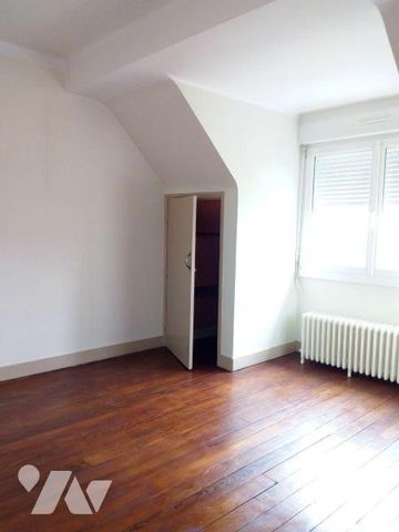 VILLAINES-LA-JUHEL (53), centre ville, maison d'habitation à louer comprenant: - Entrée, salon... - Photo 3