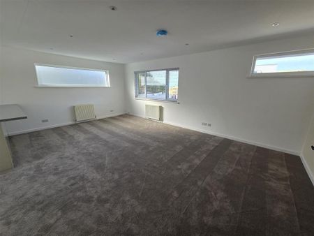 3 bedroom detached bungalow to rent - Photo 2