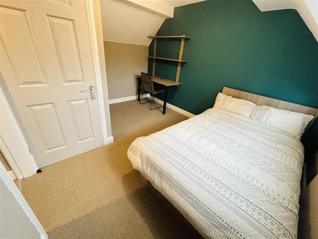 High Lea Court, Ebberston Terrace, Hyde Park, LS6 1AU, Leeds - Photo 3