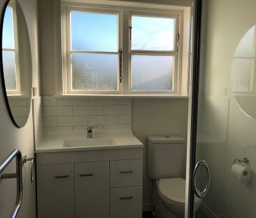 Charming 2BR Home in Lower Hutt - Photo 2