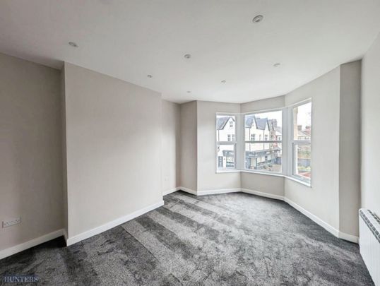 3 bedroom Flat To Let - Photo 1
