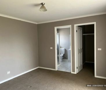 1 Saxonwood Drive, Narre Warren VIC - Photo 2