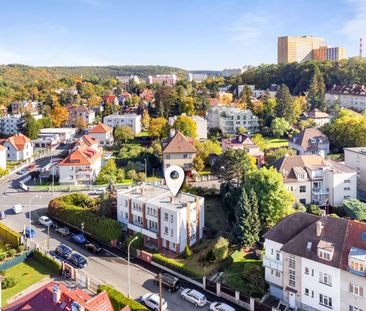 Nabízíme k pronájmu zařízený rodinný dům 5+2 se dvěma balkony a pro... - Photo 4