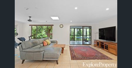 Furnished Spacious Three Bedroom House - Photo 2