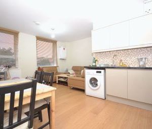 2 Bedrooms Flat to rent in 14 Eastwood Close, London E18 | £ 323 - Photo 1