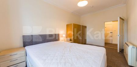 Spacious two bed set within a period house minutes to tube and shops - Photo 5