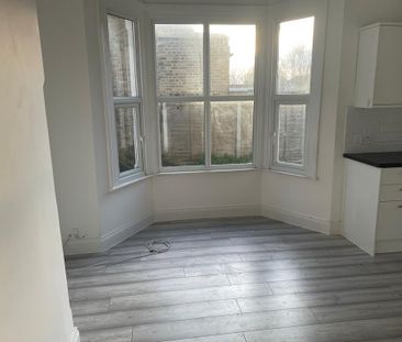 3 bedroom flat to rent - Photo 3