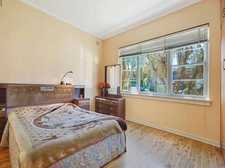 Large 4 Bedroom House for lease now - Photo 3