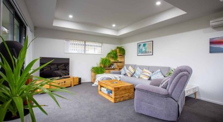 IMMACULATE FULLY FURNISHED SPACIOUS FAMILY HOME! - Photo 2