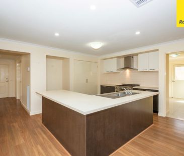 Spacious 4-Bedroom Family Home in Convenient Brookfield Location - Photo 6
