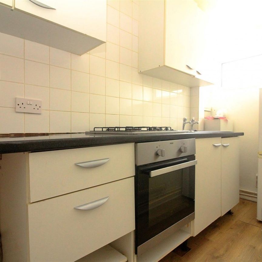 Studio To Let - Photo 1