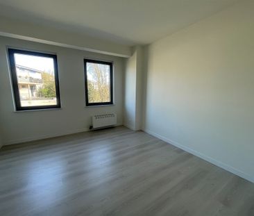 Ruim en lichtrijk 2-slaapkamerappartement met terras in Mortsel! - Foto 2