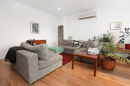 Updated 2 Bedroom Villa With Garage - Photo 2
