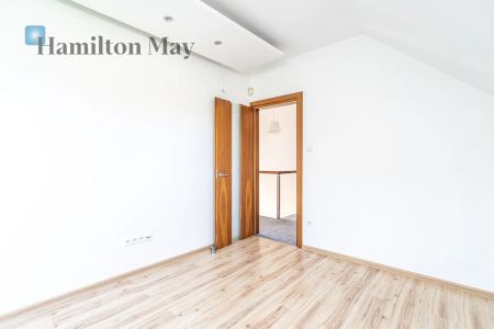 Przestronny i funkcjonalny dom w Bolechowicach z pięknym widokiem na Bramę Bolechowicką, idealny dla rodziny ceniącej komfort i bliskość natury - Photo 5