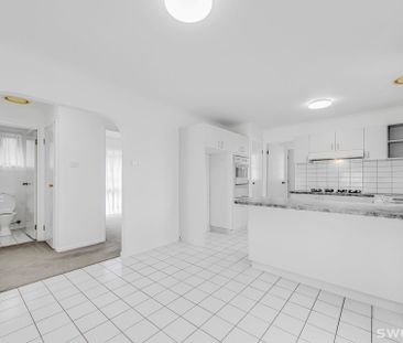 Neat and spacious three bedroom house with large rear shed - Photo 4