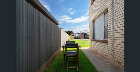 Spacious Three Bedroom Between the City and Sea - Photo 5