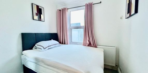 1 Bed Flat, Warwick Road, W14 - Photo 2