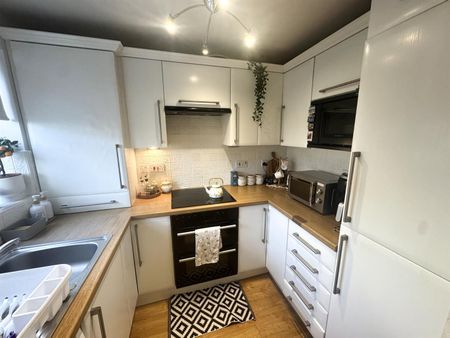 Highdowns, Hatch Warren, Basingstoke - Photo 4