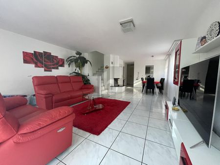 LIGHT-FLOODED, SUNNY WITH GARDEN - Photo 2